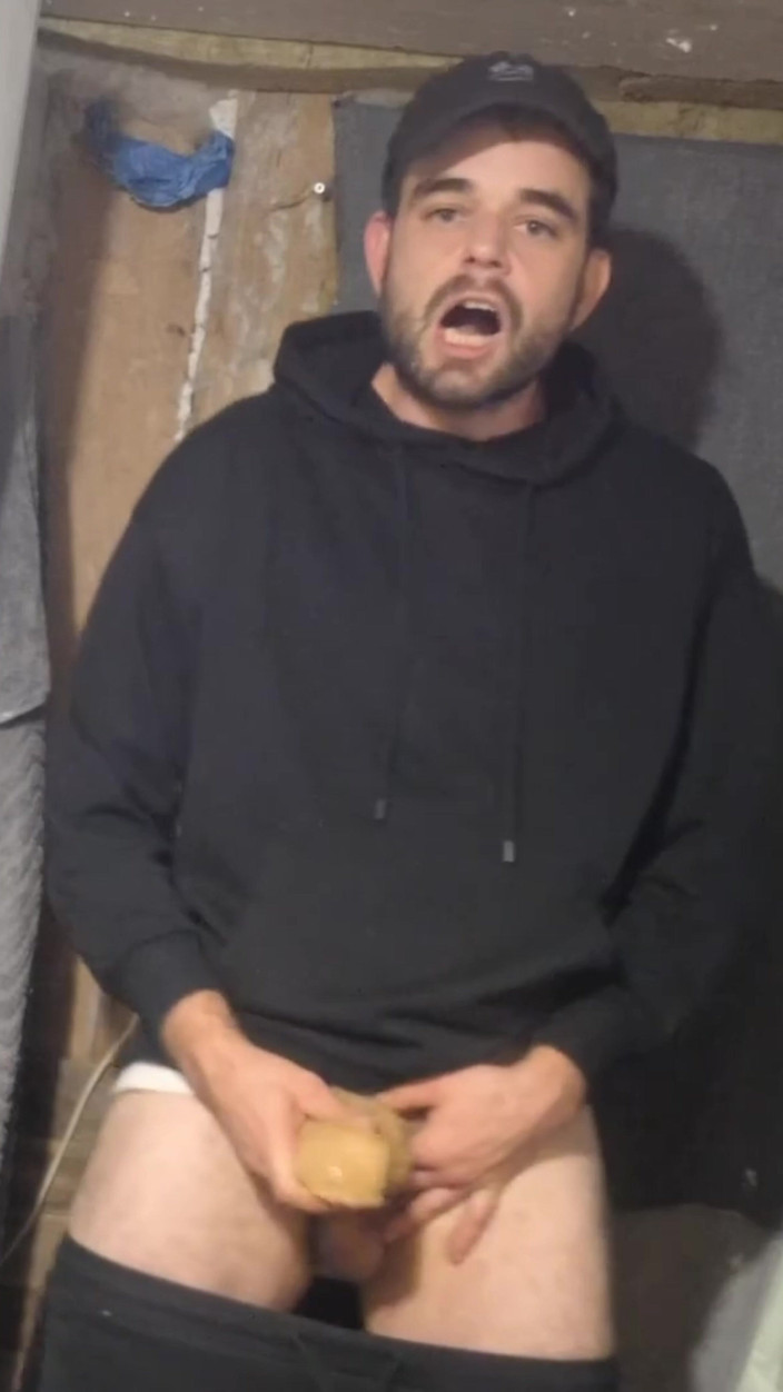 jerkofflover: Patinatorul ejaculează într-o clădire abandonată