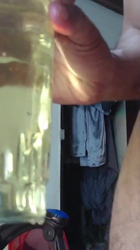 Remplir un verre d’urine - bite non circoncise - prépuce - grosses couilles