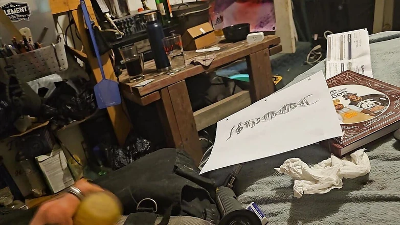 Жеке порно: әйелі күйеуін жұлқылайды