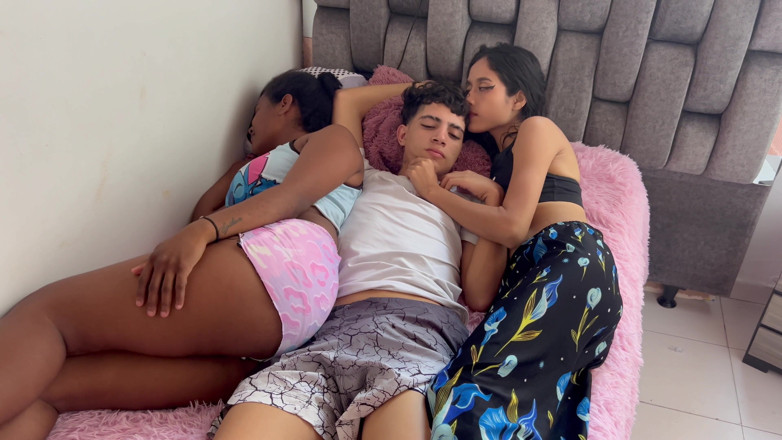 BritannySexxx: Împart un pat cu cea mai bună prietenă a iubitei...