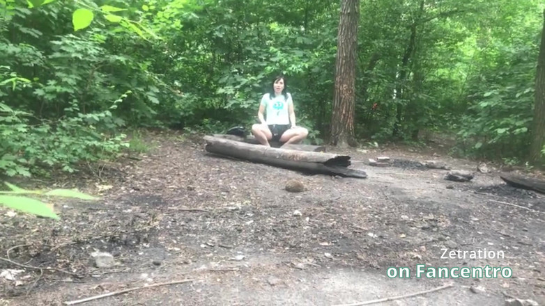 Zetration: Она ублажает ее киску сладкой милфы-брюнетки в лесу, а я тайно наблюдаю за ней!