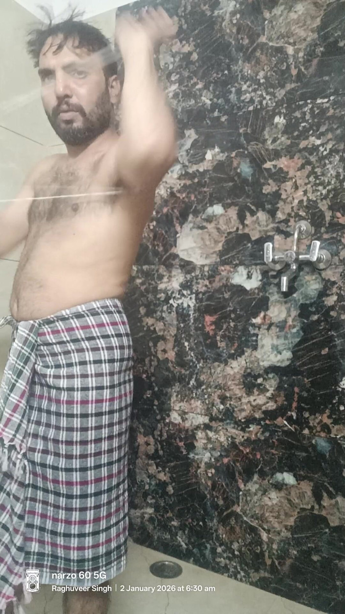 Rajasthani-old-lover: Indian desi man bucurați-vă de duș și Masterbation show cu vecinul...