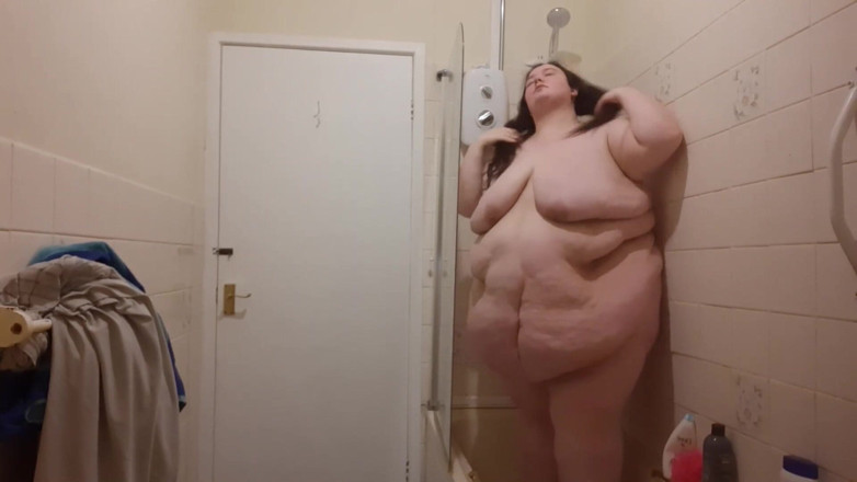 SSBBWLadyBrads: SSBBWshower e pancia che gioca