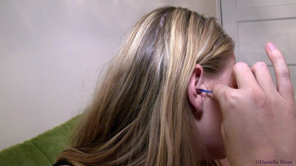 DanielleMaye: Kopat hlouběji do ucha