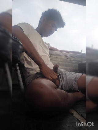 Deiby Latino: युवक बहुत सारा दूध निकाल रहा है