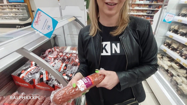 RalphXXXpl: 買い物中に出会った彼女、公衆トイレでフェラしてくれて、大量の精液を飲み込んでくれます