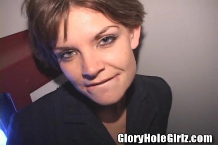 Glory Hole Girlz: Krátké vlasy kancelářská děvka kouří sperma rty glory hole brunetka...