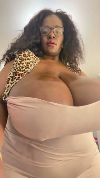 Caliente Tetona MILF Chupando Las Tetas