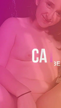 Sexy meisje twerkt en spuit