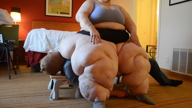 Full Weight Productions: Bobbi Jo miażdży go do krawędzi