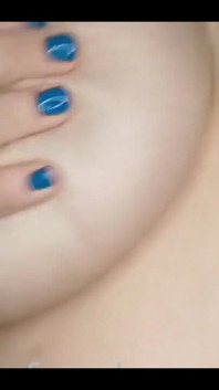 ฉันแค่อยากโชว์เล็บใหม่... แล้วก็โชว์นมด้วยสิ ;)