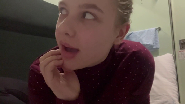 JuiceLussie: Caldo amatoriale si sditalina il culo sul treno