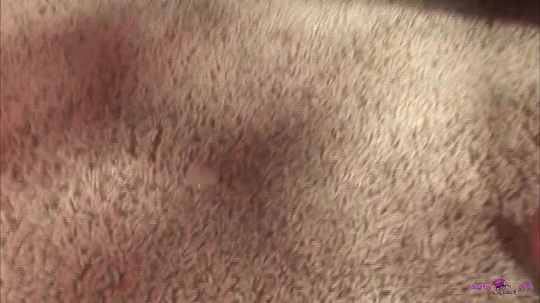 Naughty Black Girls: 美丽的金发美女正在张开她紧致的阴户，以获得大量的精液。