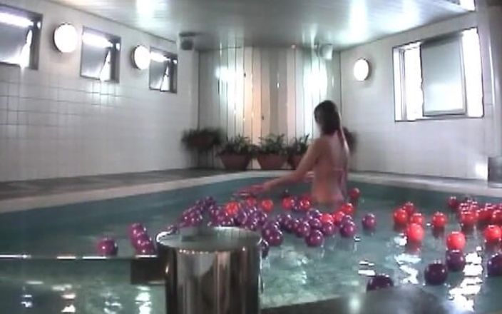 Japan Girl: Sesiune japoneză în piscină