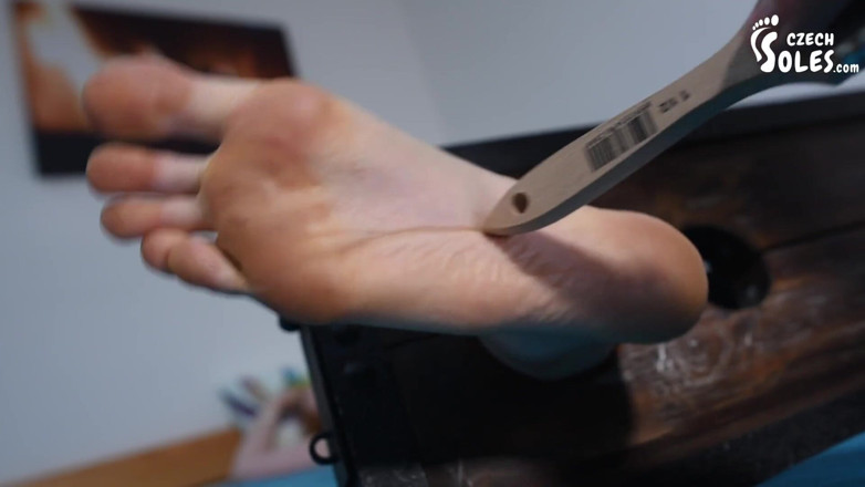 Czech Soles - foot fetish content: Büyük çıplak ayaklarını acımasızca gıdıklıyor
