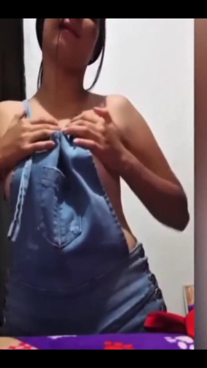 Yulieth Gomez: Colombian Woman Masturbates in the Royal Home Bathroom