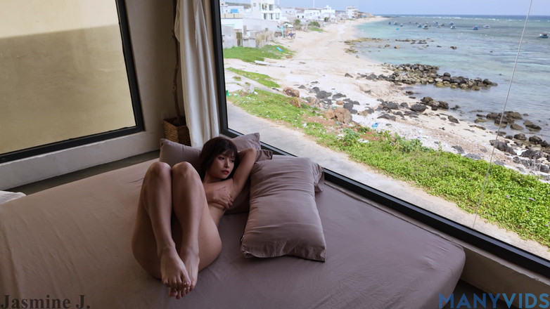 JasmineJ9966: Ensam vid det stora fönstret