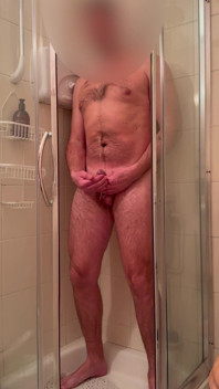 Muž močí a masturbuje svůj penis.
