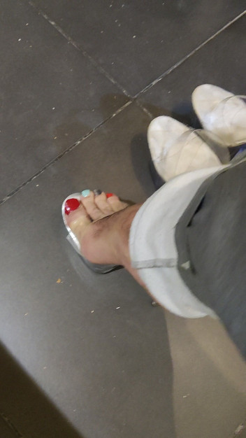 Mutsakin: Meine füße mit highheels auf und gefärbten nägeln