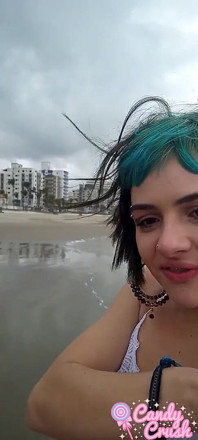 Influenciadora chupando pau em público em uma praia
