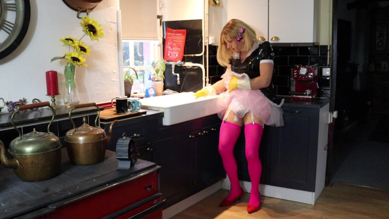 Sissy Dee Dee: Sissy Dee Should Be Washing, but She Is Enjoying the...