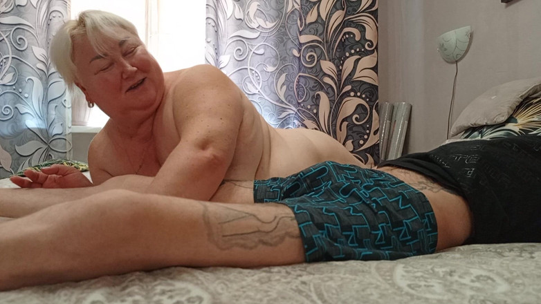 Zona901: 邻居像荡妇一样吮吸鸡巴并吞下我所有的精液