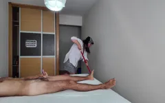 Aku lagi asik ngocok kontolku di depan wanita tukang bersih-bersih di kamar hotel
