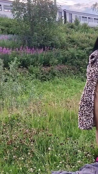 Naakt gapend poesje close-up en pissend