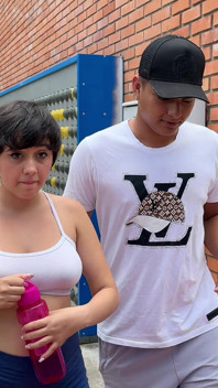 La mia sexy sorellastra latina mi chiede di insegnarle come giocare con lo xylophone ma finisce per imparare a succhiare il mio cazzo enorme
