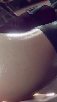 Chica de conejita cachonda rebotando duro en una enorme polla monstruosa