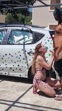 Nena morena caliente con grandes tetas da una buena mamada en el estacionamiento