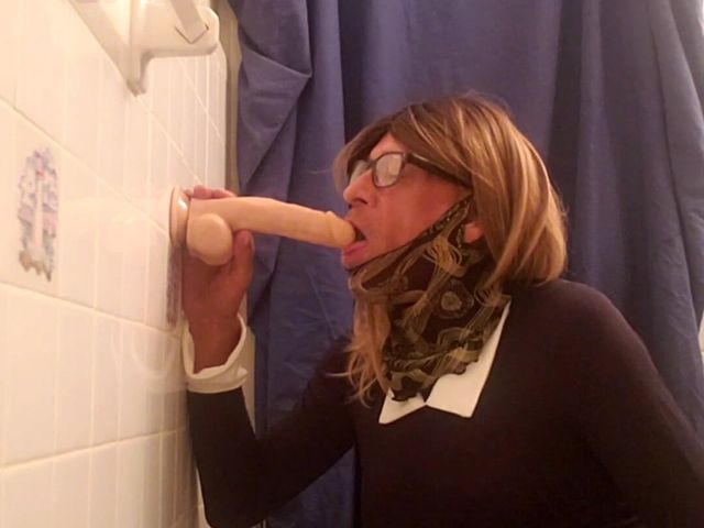 Sexy Sandy Takes a Didlo Standing and Cums (Sexy Sandy porn)
