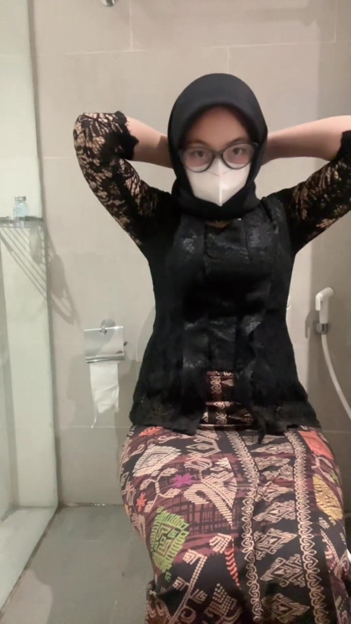 Biancaid: Sexy Weißes Kebaya-hijab-mädchen Spielt Auf Der Toilette, Bis Squirt