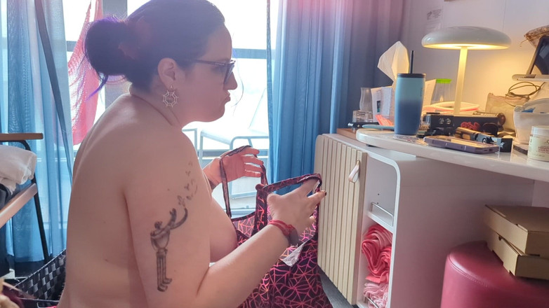 Always Fun No Pants: MILF Entspannt in Der Kreuzfahrtschiffkabine!