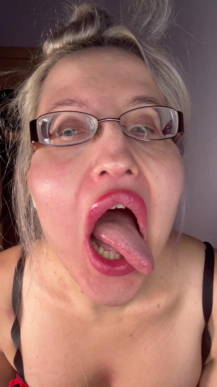 FinDom Goaldigger: Paroháč soukromé uctívání kamery - bohyně v tlustých brýlích, mokrých rtech...