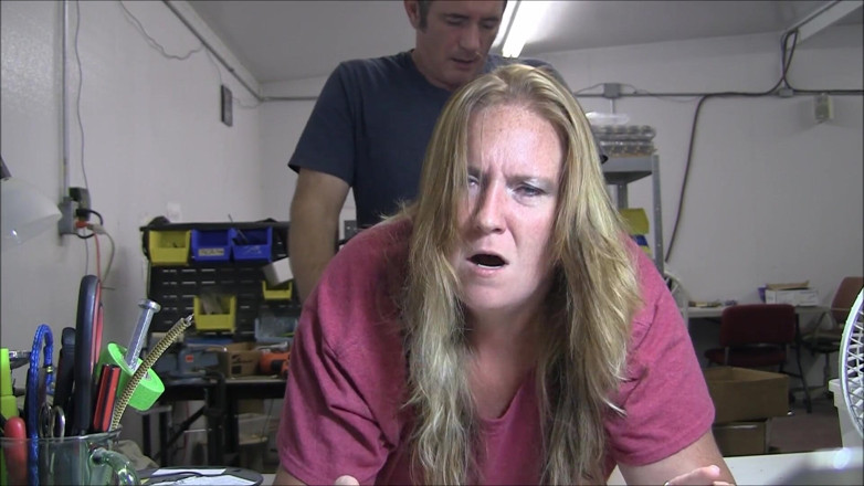 Vibra King Video: Jennifer é fodida sobre uma mesa no trabalho