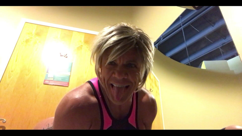 Musclemama4u: Happy Monday My Luvs in the Tan Salon with Me