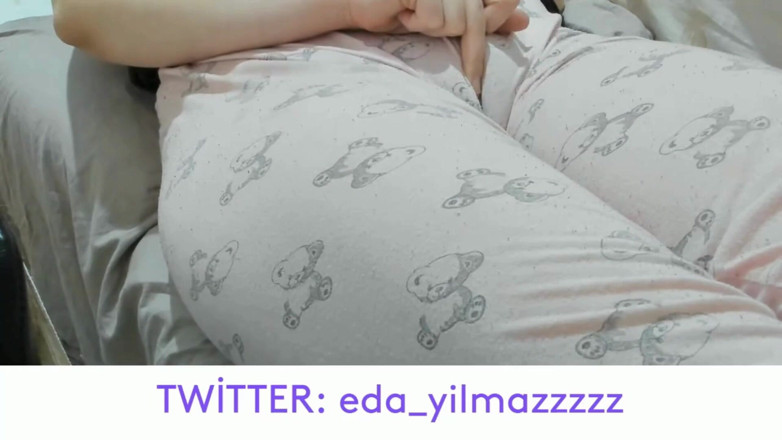 bigass_sexy_bigboobs: Camel toe - masturbation en pyjama - chatte gonflée - chatte gonflée - grosse...