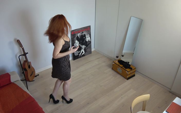 Milfs and Teens: Une MILF rousse en jupe noire prend un selfie sexy...