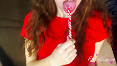 Filessa: Gadis menghias pohon natal dan masturbasi memek dengan permen lolipop