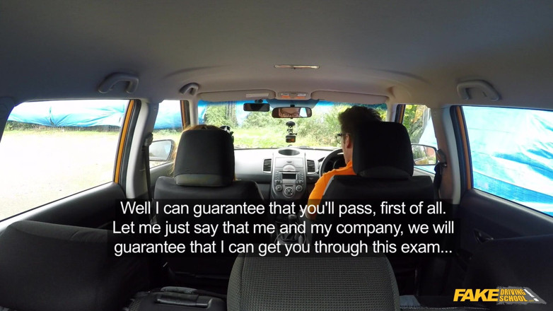 Fake Driving School: Fake Driving College - nádherná Kiki kouří na zadním sedadle pro...