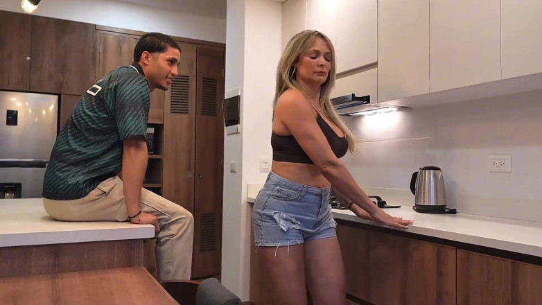 MilanRodriguez: Madrastra Sexy Se Folla a Su Hijastro Mientras Su Marido...