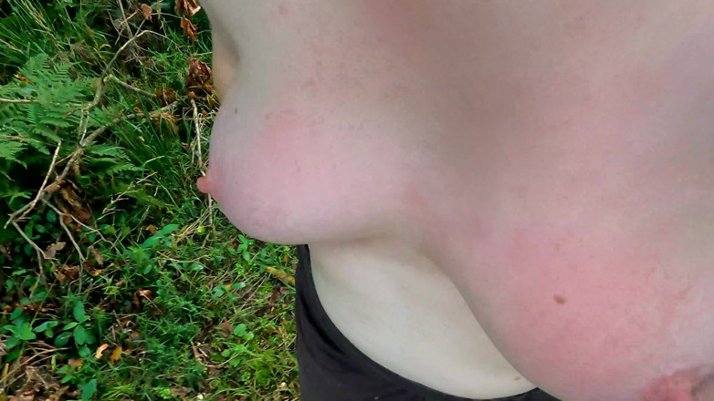 Bouncy Tits Action: Topless przez las