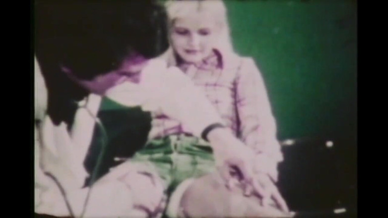 Vintage megastore: Babysitter vintage con figa pelosa scopata da cazzi enormi (film completo)