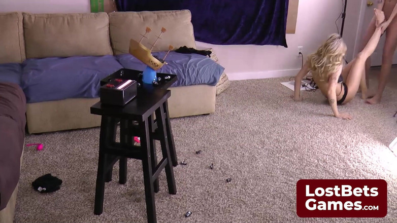 Lost Bets Games: Jocul Strip Pirat Penguins atinge punctul culminant cu Dylan dezbrăcat