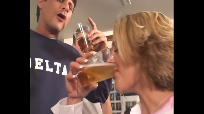 Young Sinner: Trio - La Giovane Bionda Prende 2 Grossi Alla Festa Della Fratellanza