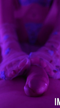 Przyrodnia siostra Footjob w czystych skarpetkach z kwiatami