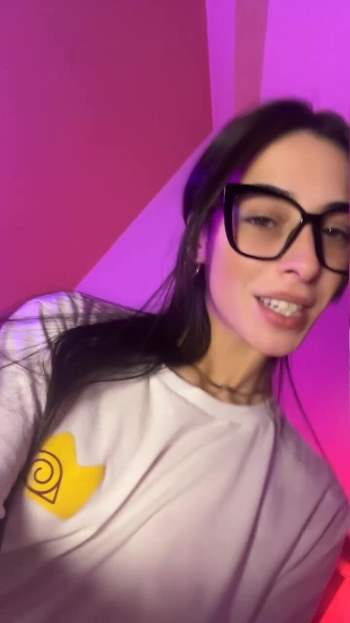 Fans of Sofia Sweetsecrett: Geniş tişört, müzik ve kışkırtma