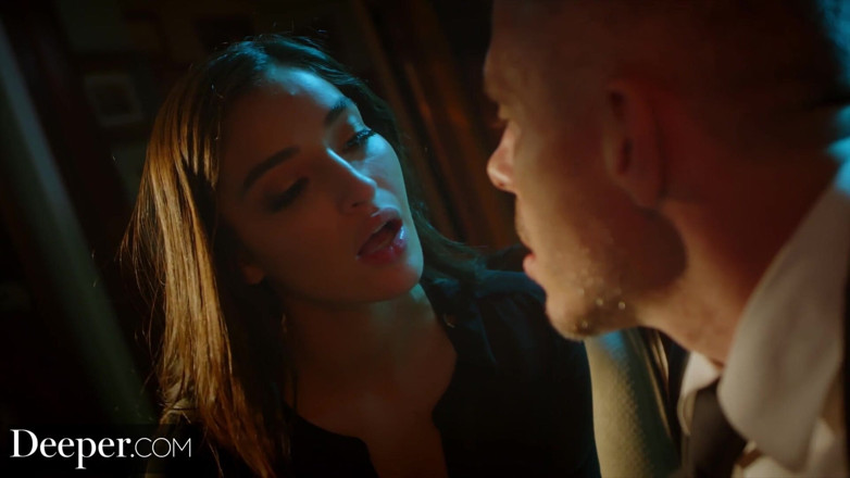 Deeper: Hlubší. Dominantní kočička Emily používá Micka k čemukoliv
