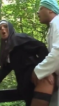 Outdoor-sex in einer heißen und würzigen parodie mit heißem sex und heißen spermaspritzen